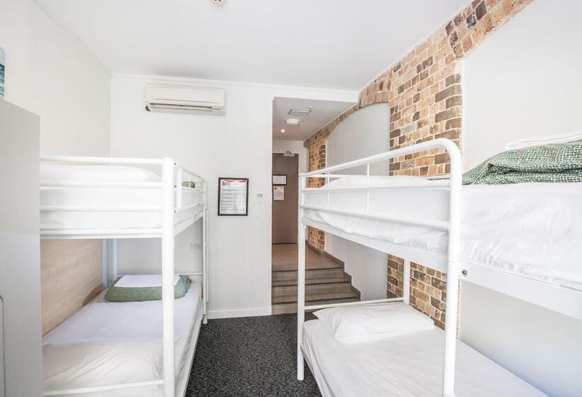 공용 욕실 구비 공동 객실 내의 침대, Nomads Sydney