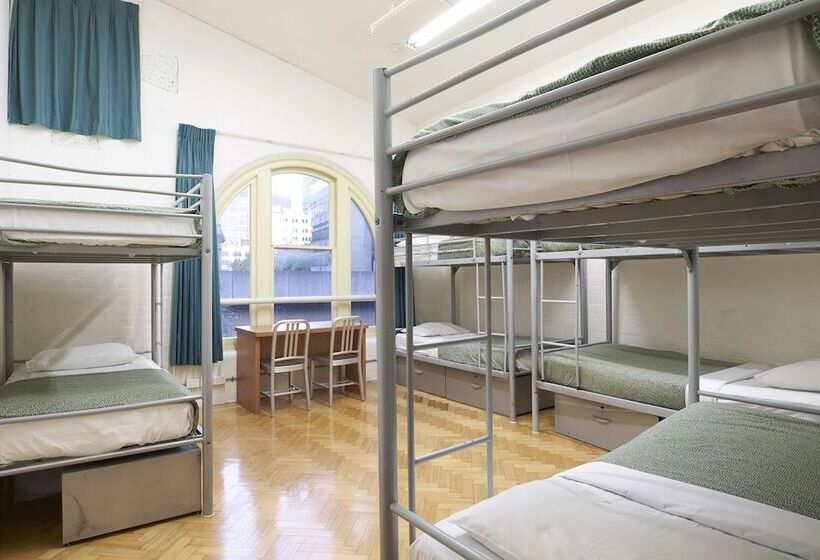 공용 욕실 구비 공동 객실 내의 침대, Nomads Sydney