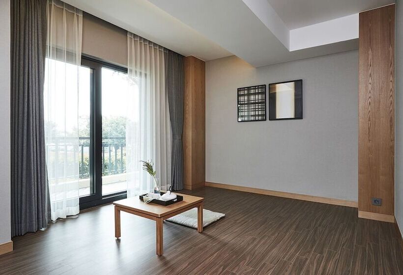 Номер Deluxe, The Suites Hotel Jeju