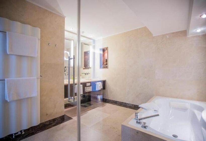 Номер Deluxe, Iris Porsche Hotel & Restaurant