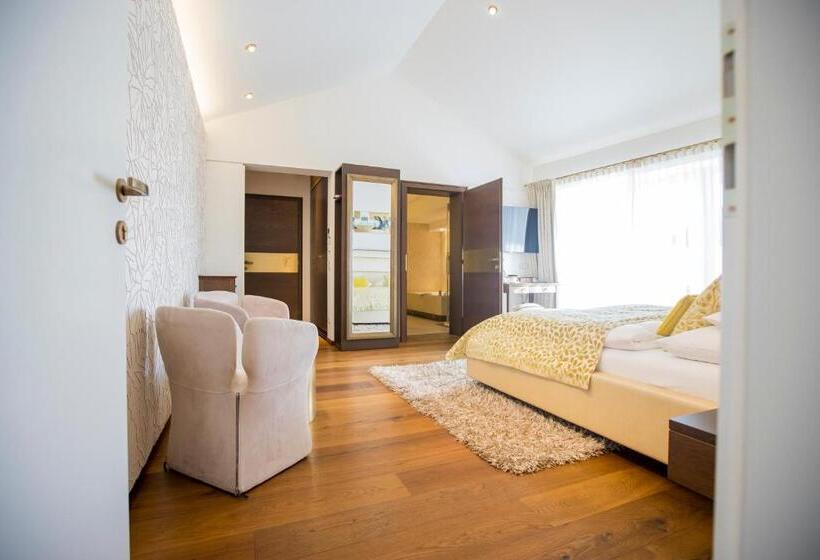 اتاق استاندارد با بالکن, Iris Porsche Hotel & Restaurant