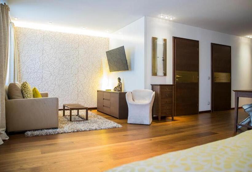 Студия Стандарт, Iris Porsche Hotel & Restaurant