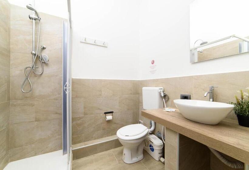 اتاق لوکس خانوادگی, Inside Chiaia Rooms