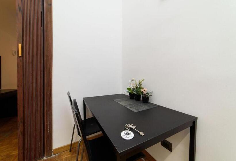 اتاق لوکس خانوادگی, Inside Chiaia Rooms