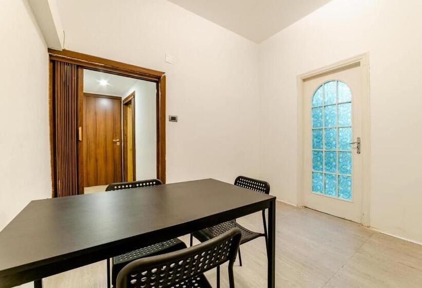 اتاق خانوادگی, Inside Chiaia Rooms