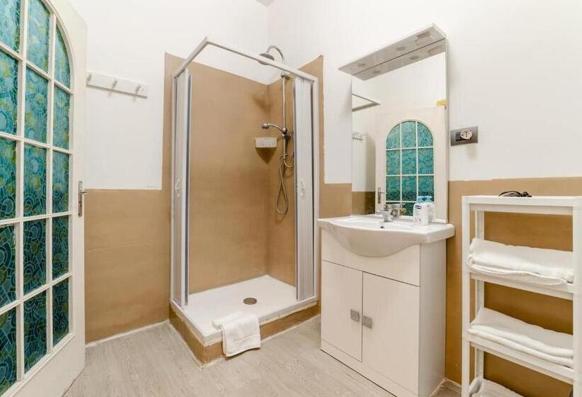 اتاق خانوادگی, Inside Chiaia Rooms