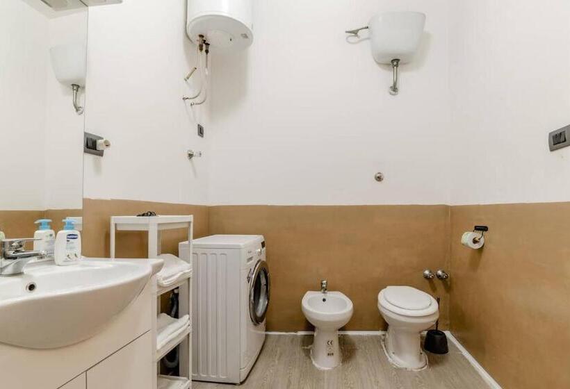 اتاق خانوادگی, Inside Chiaia Rooms