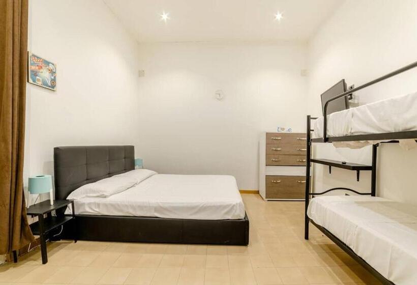 اتاق خانوادگی, Inside Chiaia Rooms