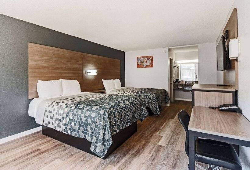 جناح, Econo Lodge Inn & Suites Near Bricktown