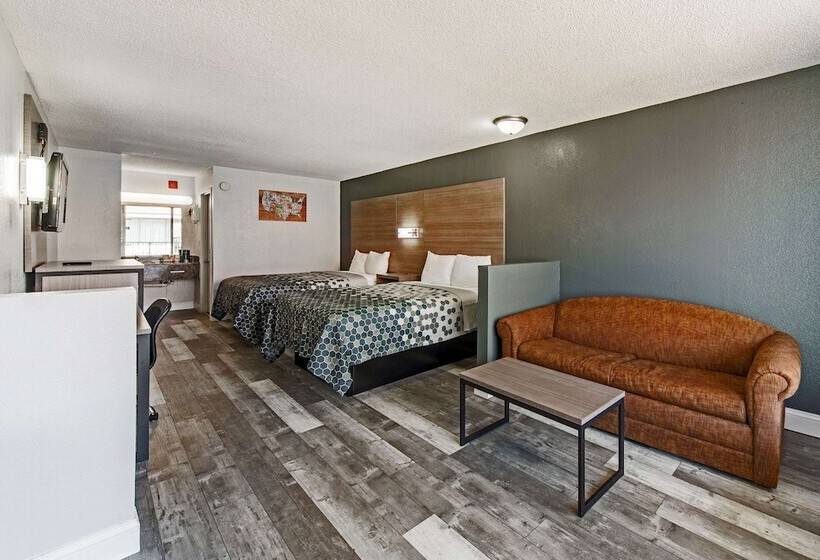 جناح, Econo Lodge Inn & Suites Near Bricktown