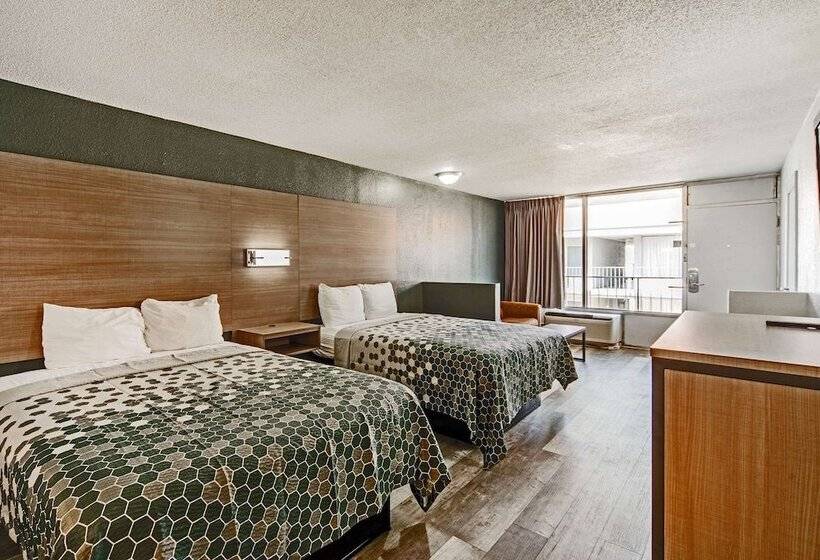 جناح, Econo Lodge Inn & Suites Near Bricktown