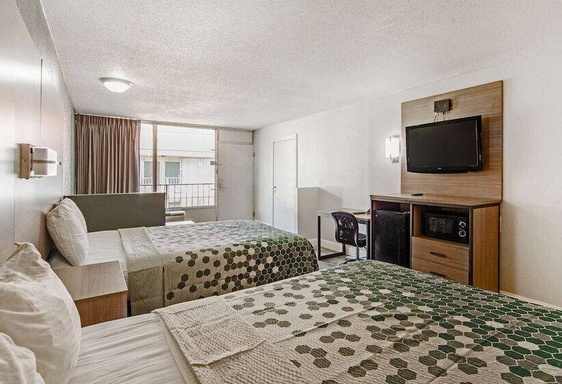 جناح, Econo Lodge Inn & Suites Near Bricktown