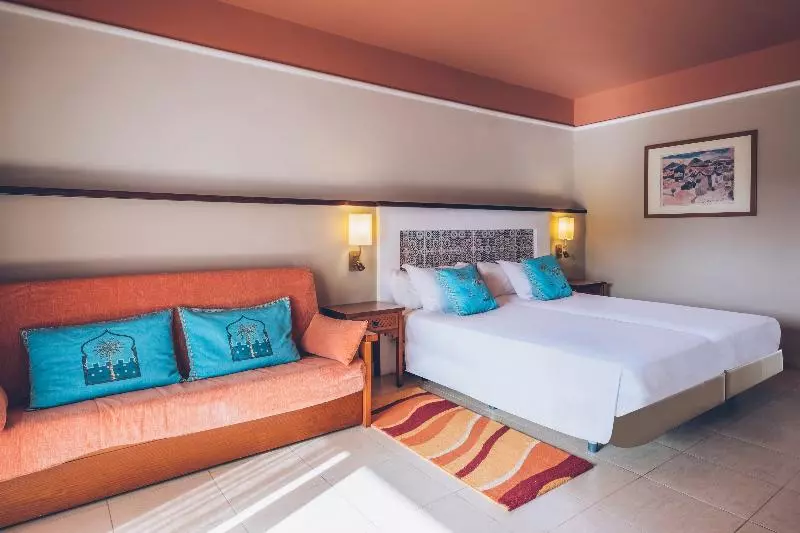 اتاق اساندارد با چشم‌انداز جانبی به دریا, Iberostar Waves Saidia