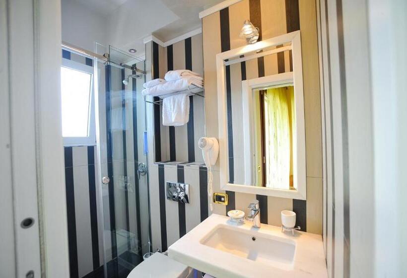 غرفة قياسية, Iliria Internacional