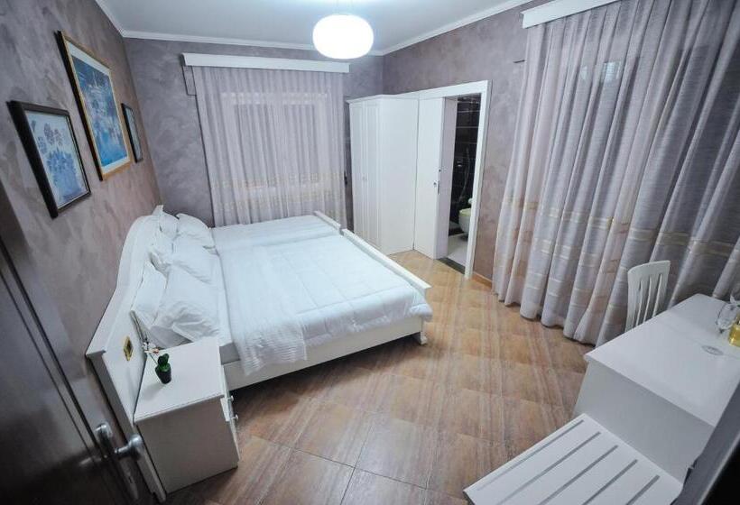 חדר בסיסי לשלושה, Iliria Internacional