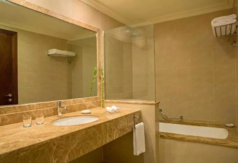 اتاق استاندارد با تخت دو نفره بزرگ, Miramar Al Aqah Beach Resort