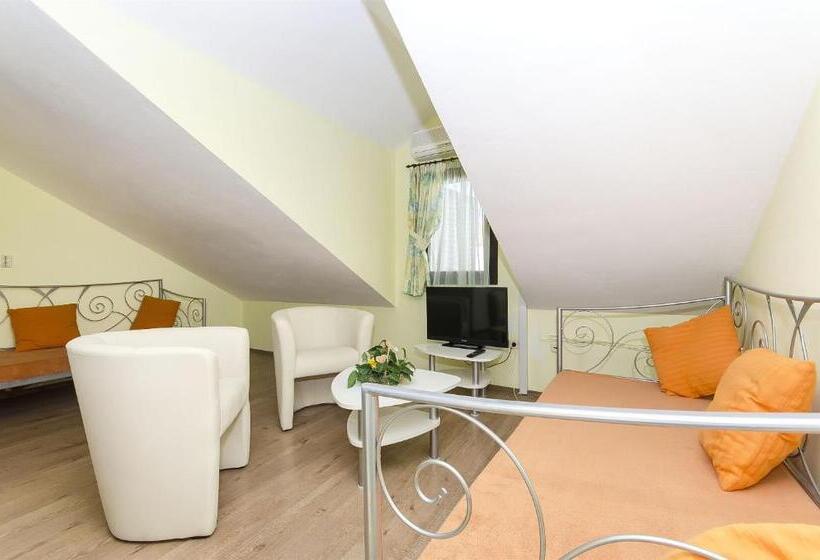 חדר משפחתי, Palace Derossi