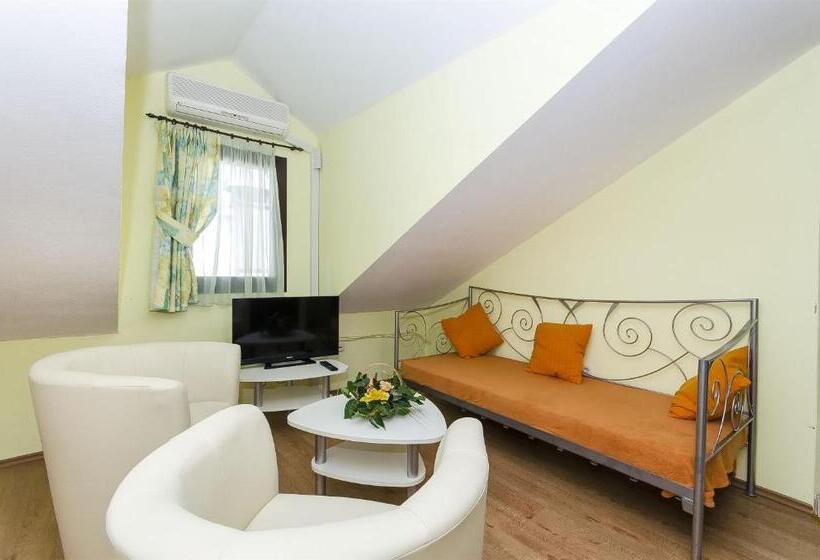 חדר משפחתי, Palace Derossi