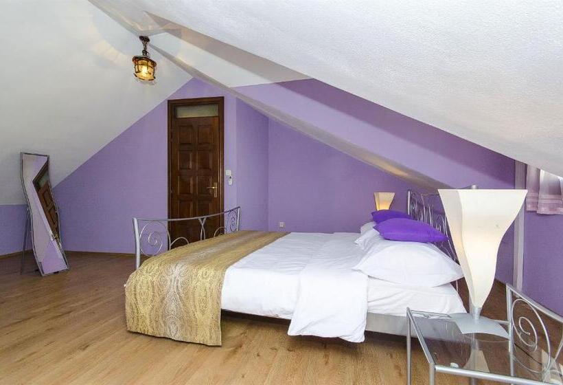 חדר משפחתי, Palace Derossi