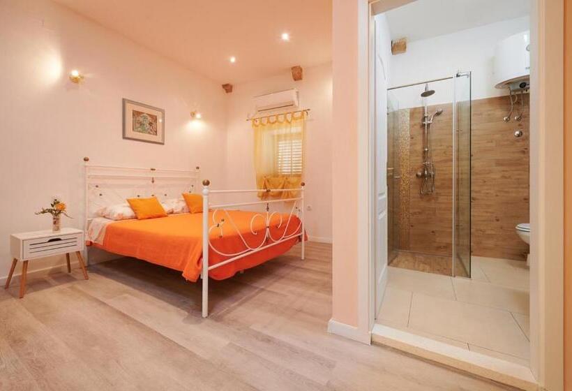 דירת חדר, Palace Derossi