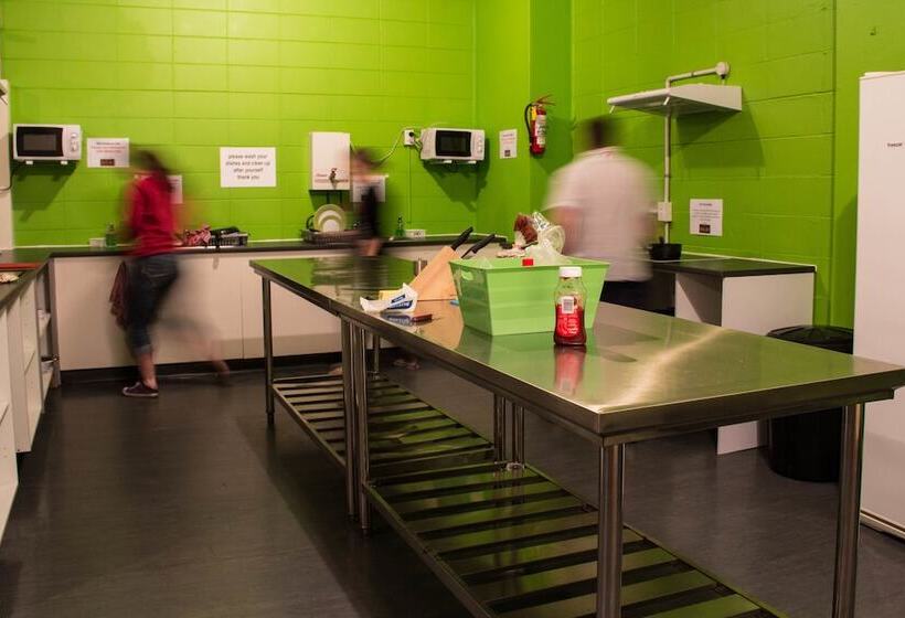 ルームシェアのワンベッド, Rock Solid Backpackers Rotorua