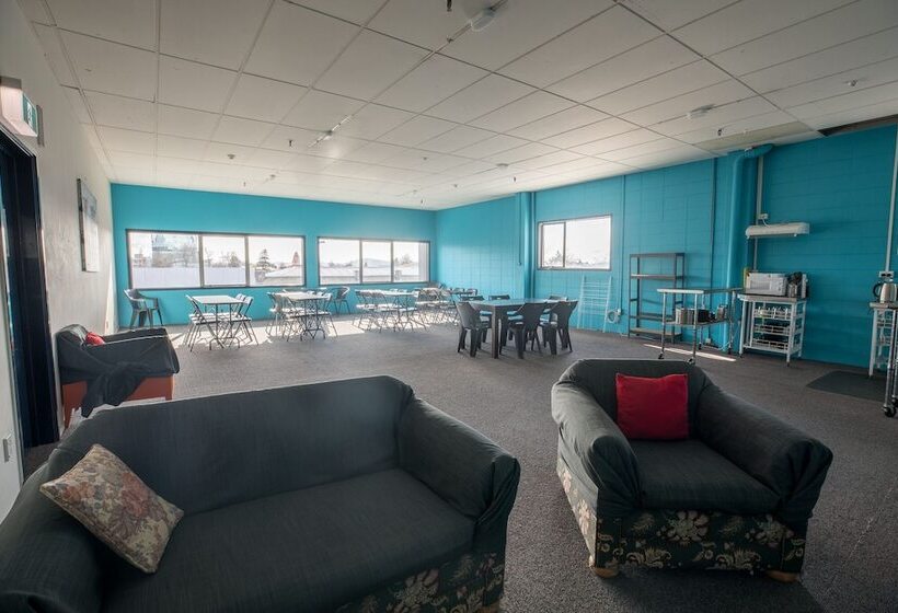 ルームシェアのワンベッド, Rock Solid Backpackers Rotorua