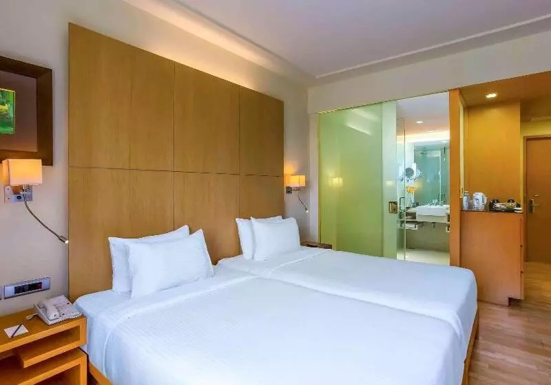 プールの見えるスーペリアルーム, Novotel Hyderabad Airport