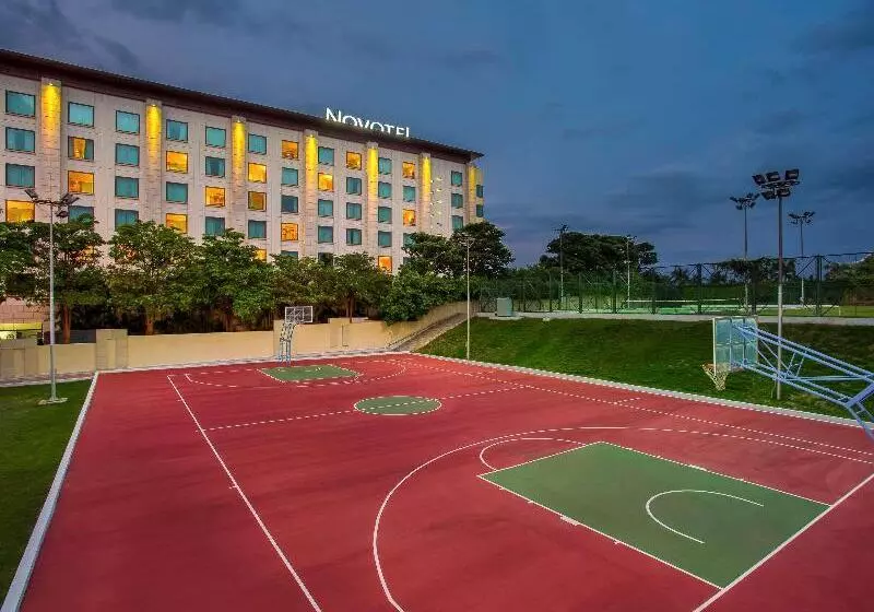 プールの見えるスーペリアルーム, Novotel Hyderabad Airport