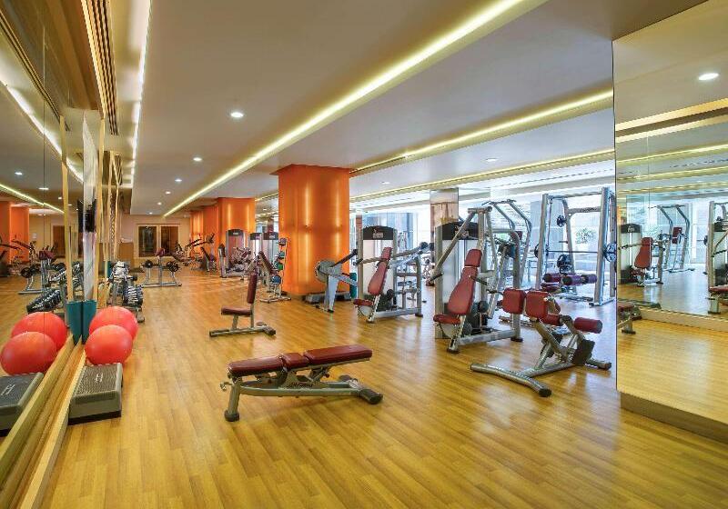 اتاق سوپریور با چشم‌انداز استخر, Novotel Hyderabad Airport