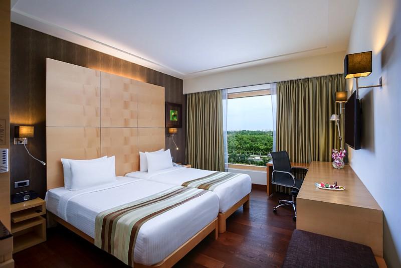 اتاق سوپریور با چشم‌انداز استخر, Novotel Hyderabad Airport