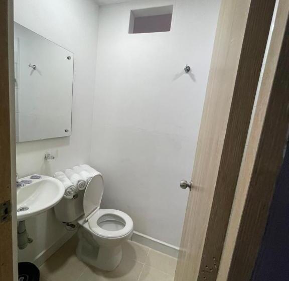 舒适三人间, Medellin Central