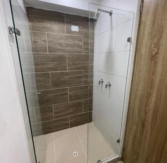 舒适三人间, Medellin Central