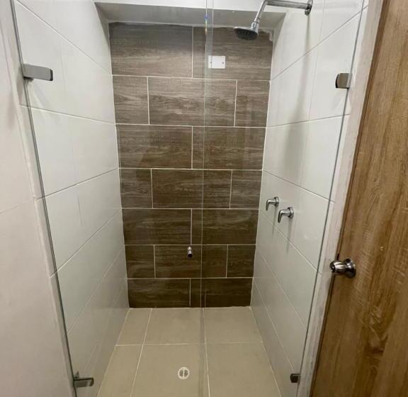 舒适三人间, Medellin Central