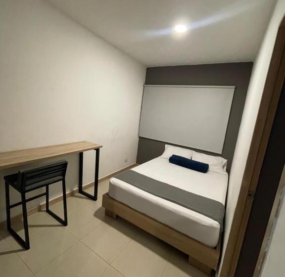 豪华三人间, Medellin Central