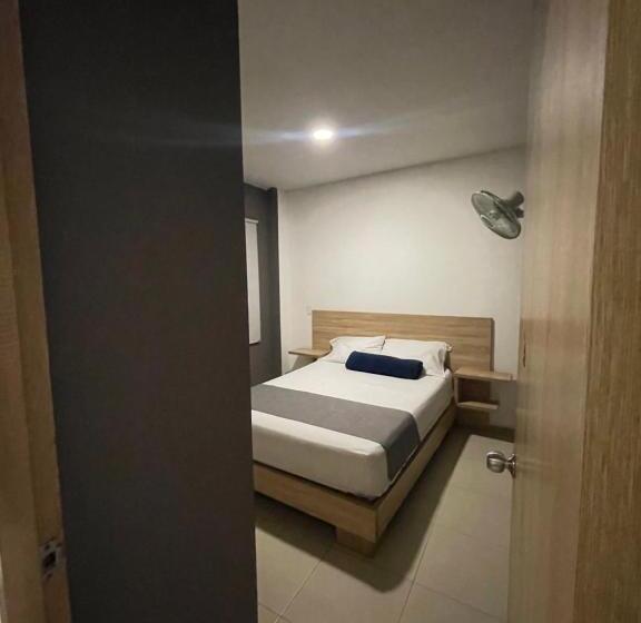 豪华三人间, Medellin Central