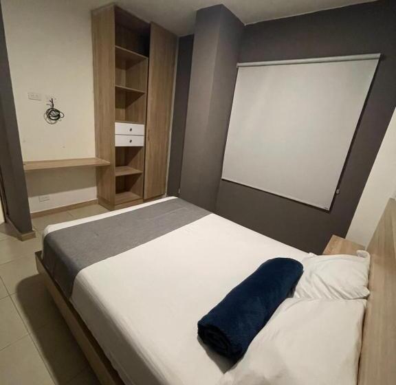 豪华三人间, Medellin Central