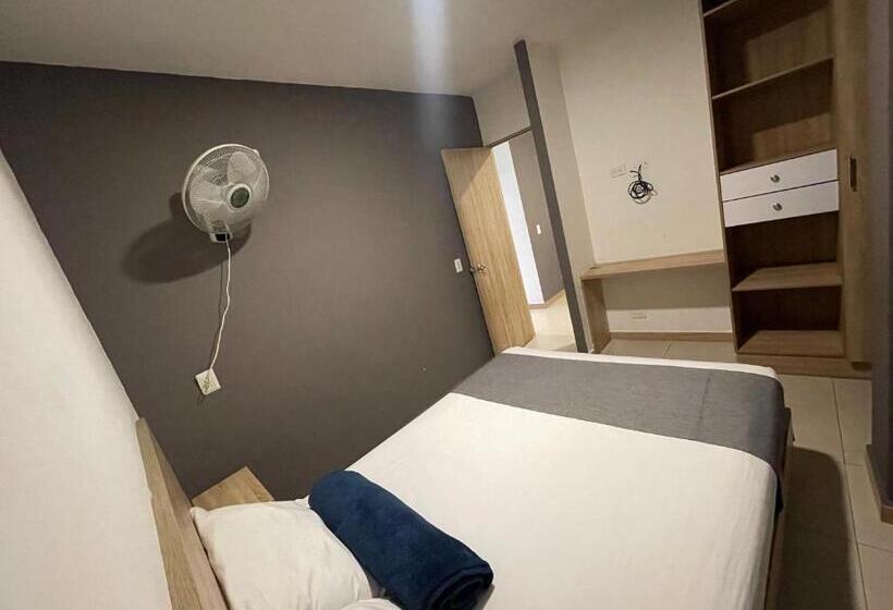 豪华三人间, Medellin Central