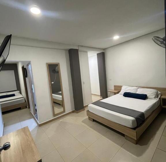 豪华三人间, Medellin Central