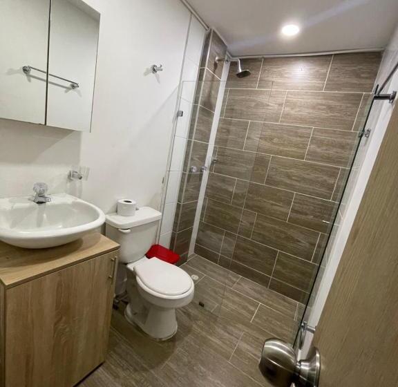 三人经典房间, Medellin Central