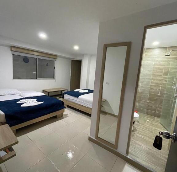 三人经典房间, Medellin Central