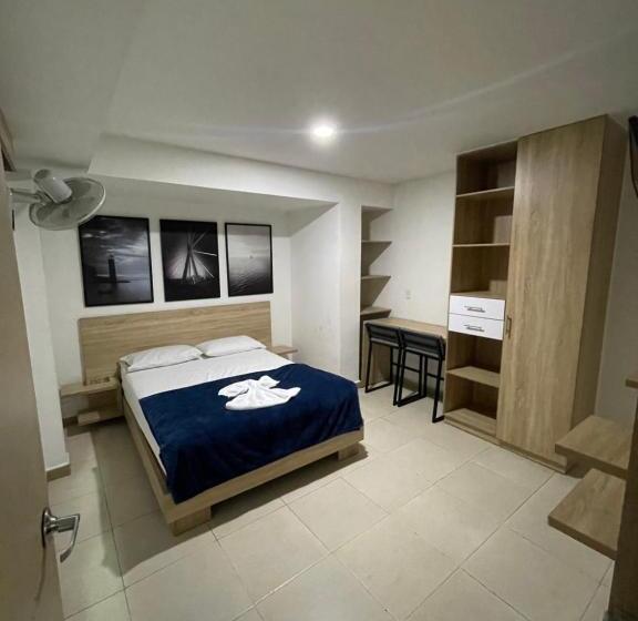 三人经典房间, Medellin Central