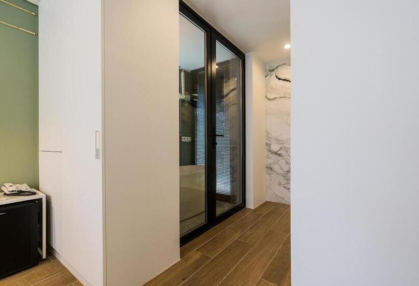 Quarto Estandar, The May Jongno