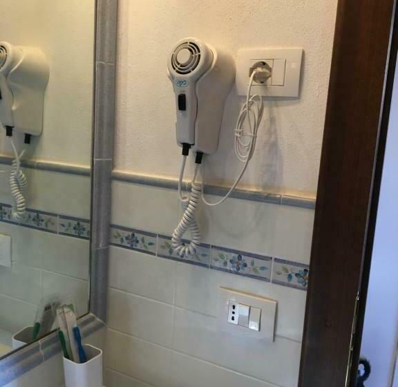 이코노미 룸, La Renaia