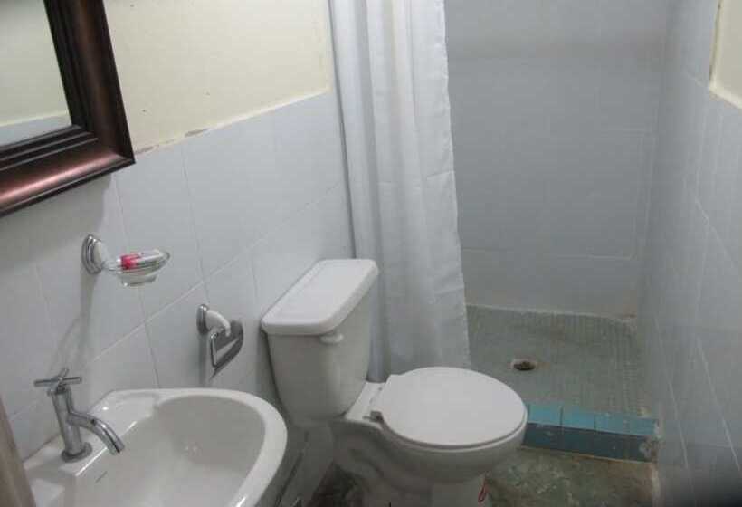 家庭间, Waterfall Hostel