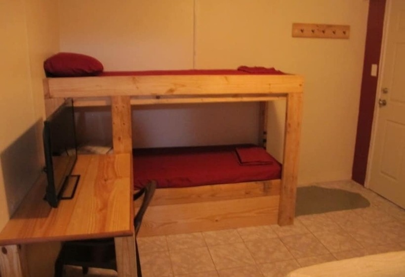 家庭间, Waterfall Hostel