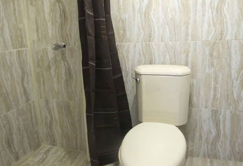 家庭间, Waterfall Hostel