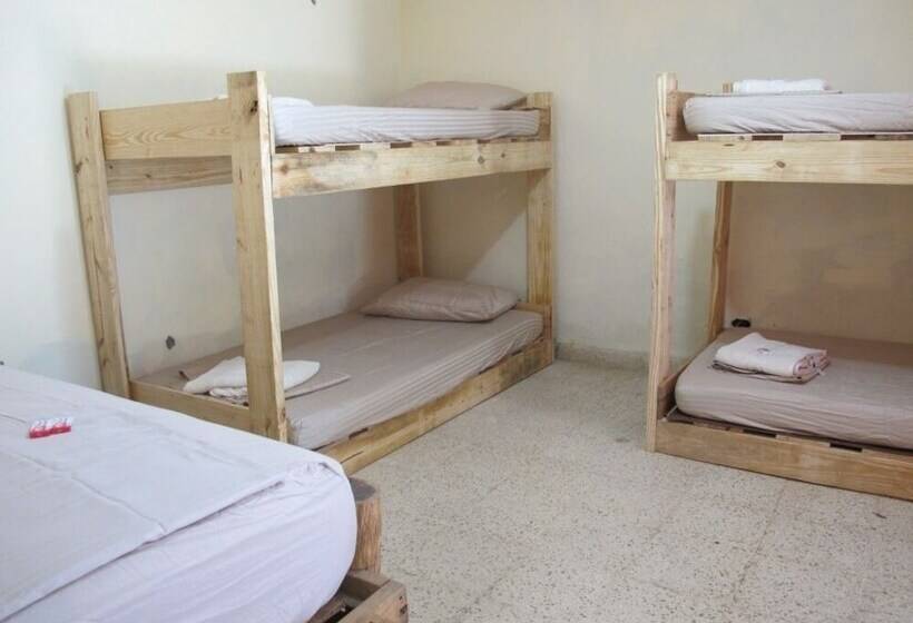 家庭间, Waterfall Hostel