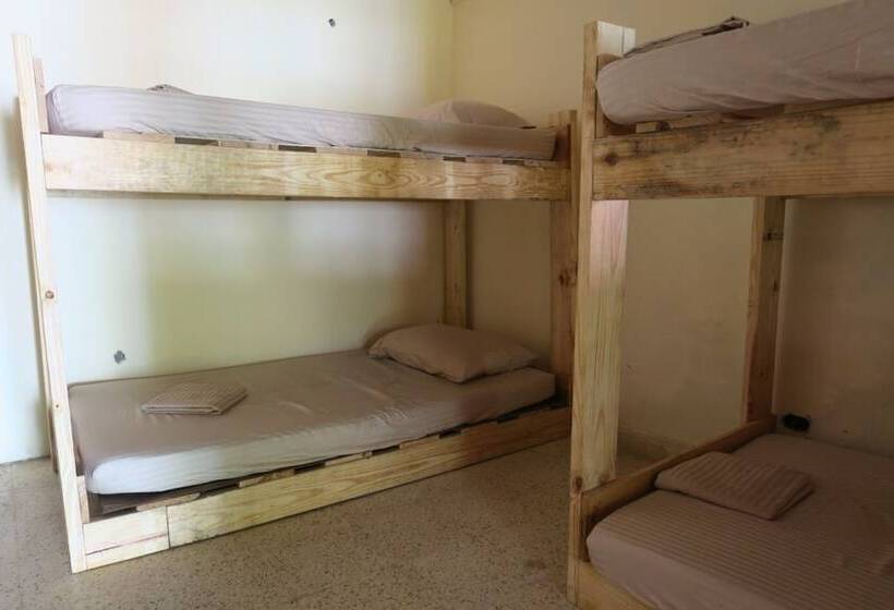 家庭间, Waterfall Hostel