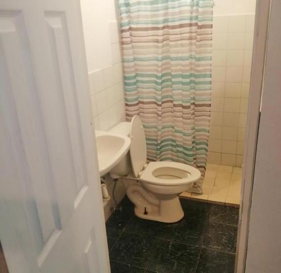 家庭间, Waterfall Hostel