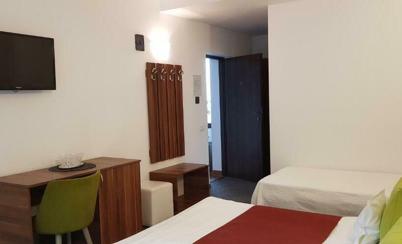 Quarto Triplo Estandar com Sacada, Apartamente Private A&l View